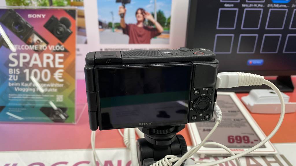 Sony-Systemkamera im Test: Blick auf das Display und Bedienelement.