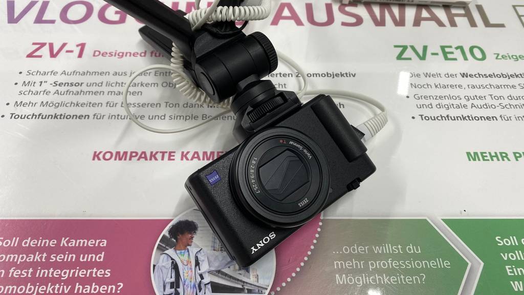 Sony-Systemkamera getestet: Frontansicht der Kamera.