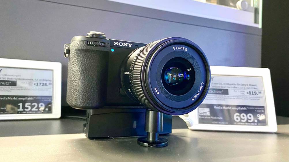 Im Test: Eine Sony-Systemkamera von vorne mit Informationen auf dem Objektiv und Logo neben dem Preisschild.