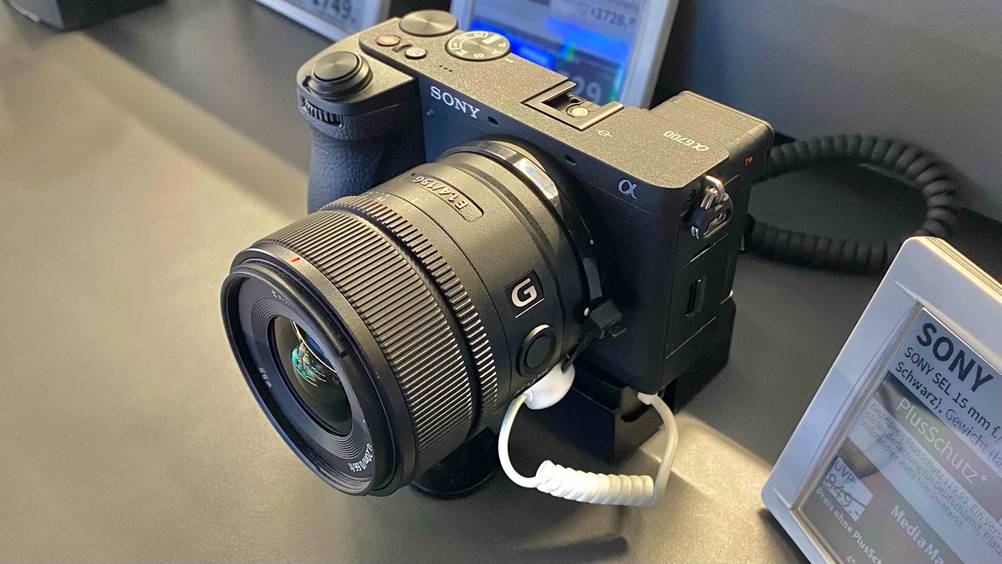 Eine getestete Sony-Systemkamera von schräg seitlich in einer Verkaufsausstellung mit Preisangaben.