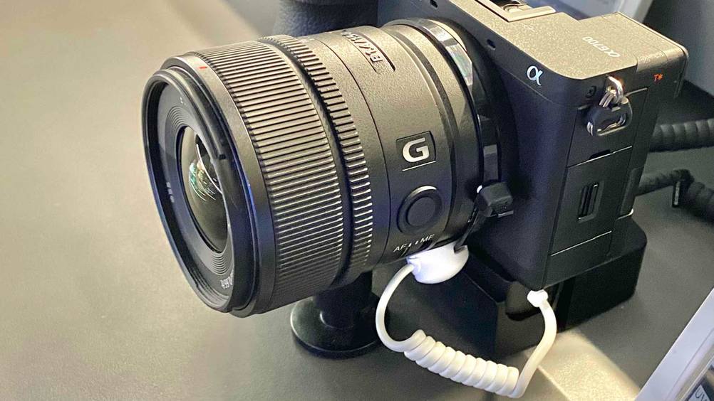 Sony-Systemkamera-Test: Nahaufnahme des Objektivs einer Kamera mit Bedienelementen.