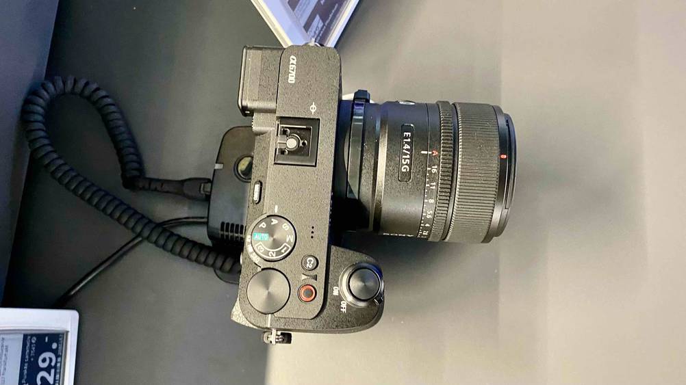 Sony-Systemkamera getestet: Eine Kamera von oben mit Bedienelementen auf einer dunklen Fläche.