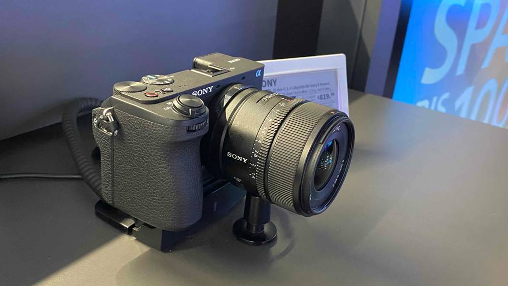 Eine getestete Sony-Systemkamera von schräg vorne auf einem Ständer mit Preisangabe.