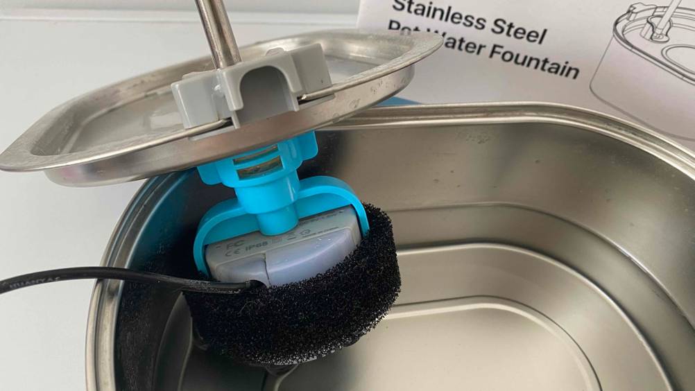 Im Test: Die Pumpe wird in den Katzenbrunnen eingesetzt.