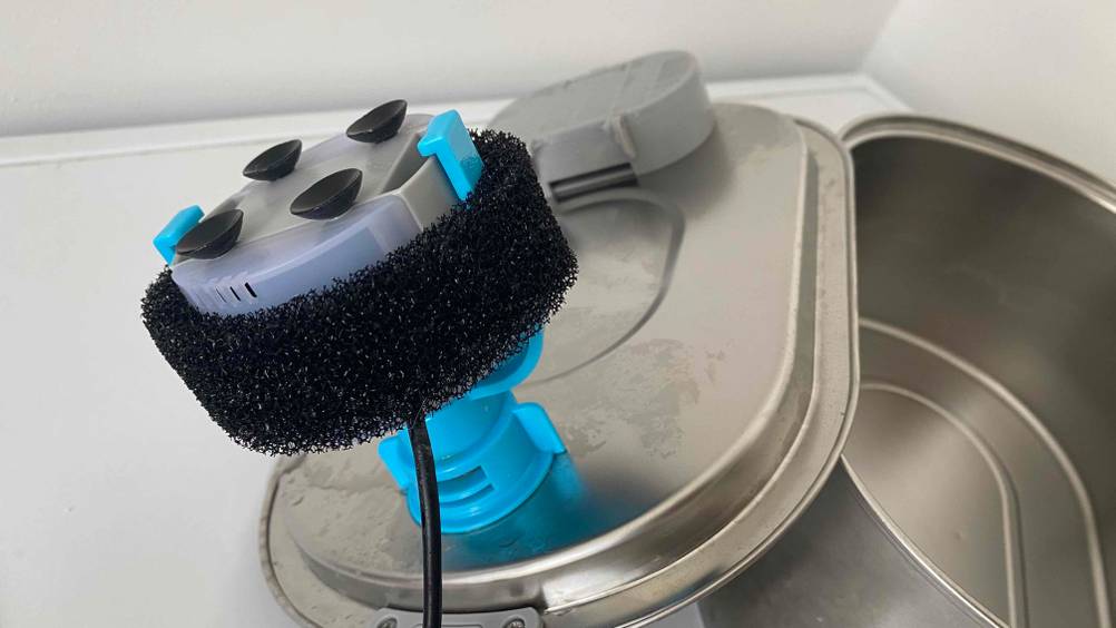 Katzenbrunnen im Test: angeschlossene Pumpe in Detailansicht.