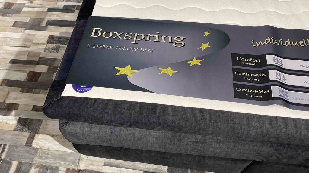 Boxspringbett im Test: Detailangaben zu Härte und Material eines Bettes.