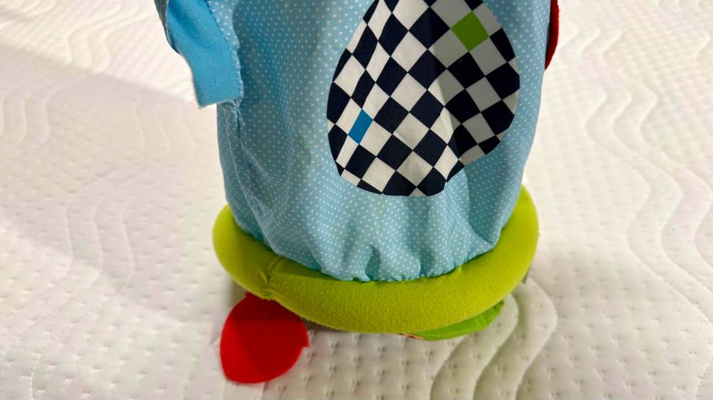 Krabbelrollen-Test: Detailansicht des bunten Bezugs.