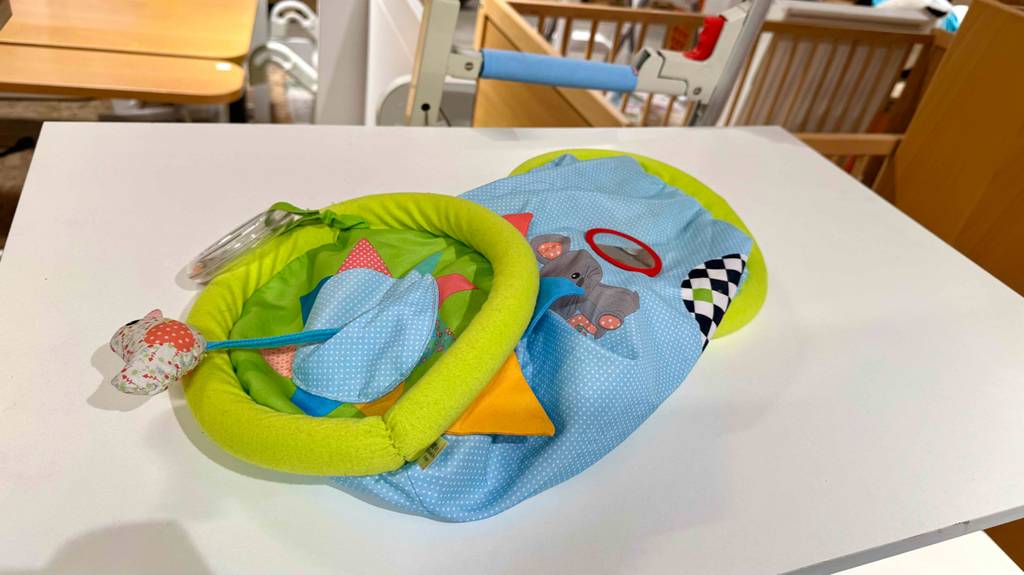 Eine bunte Krabbelrolle im Test liegt auf einer weißen Oberfläche.