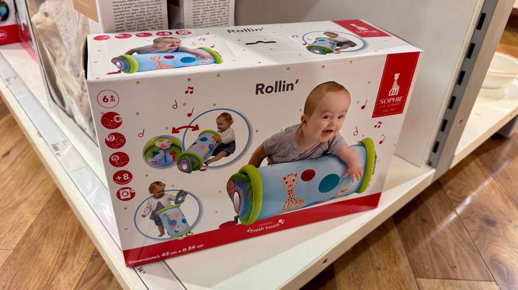 Eine Verpackung von einer bunten Krabbelrolle im Test steht auf einer weißen Oberfläche.