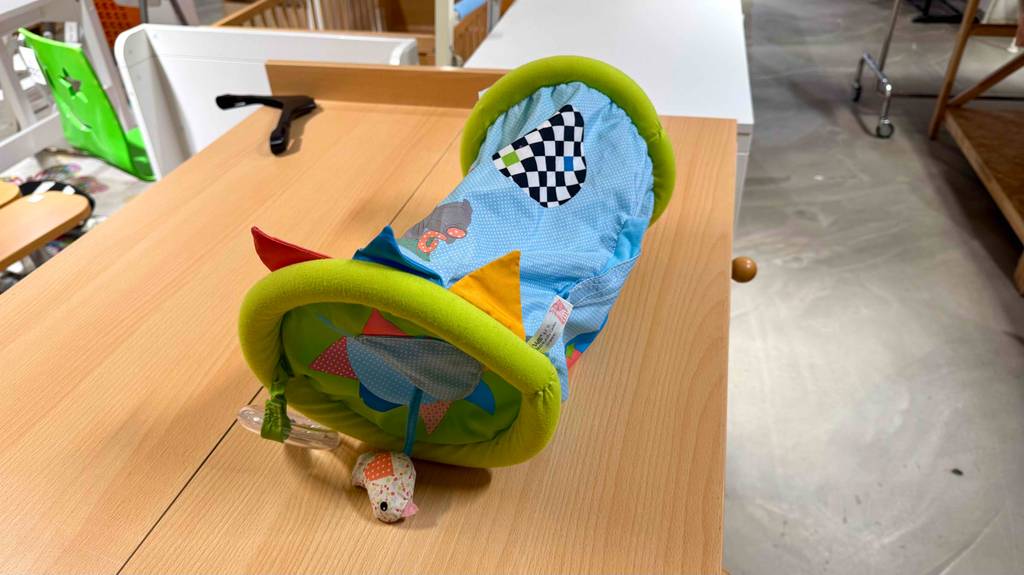 Eine bunte gemusterte Krabbelrolle im Test liegt auf einem Tisch aus Holz.