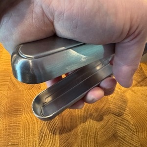 Hand hält den Hebel der Sopito-Kartoffelpresse.