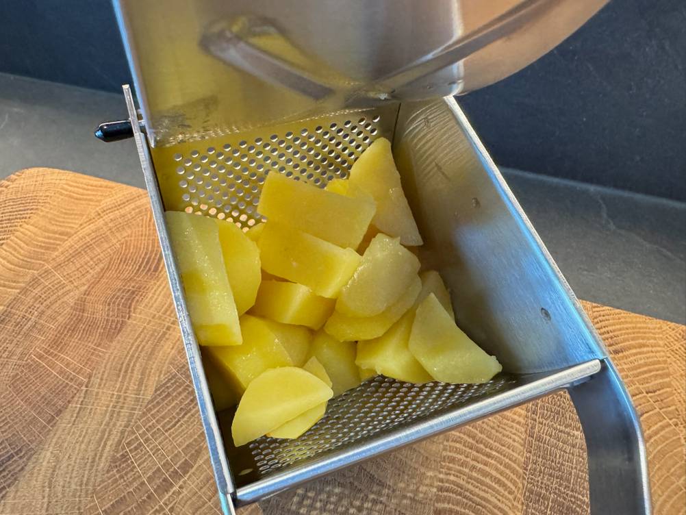 Kartoffeln in Stücken in der Sopito-Kartoffelpresse.