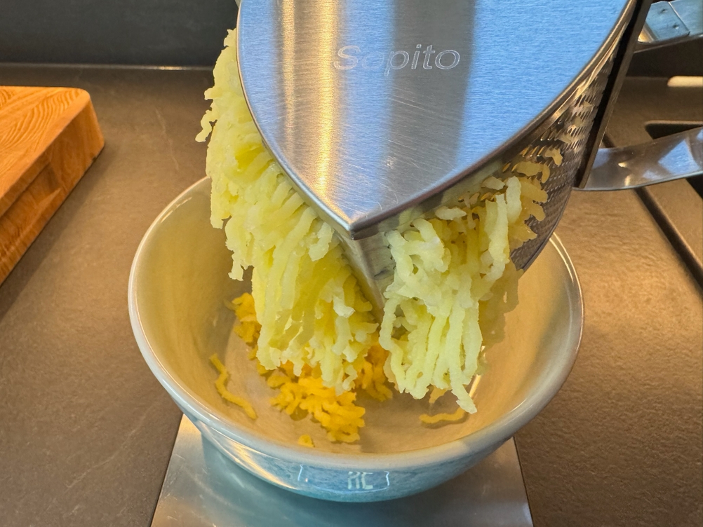 Die Sopito-Kartoffelpresse presst Kartoffeln in eine Schale.