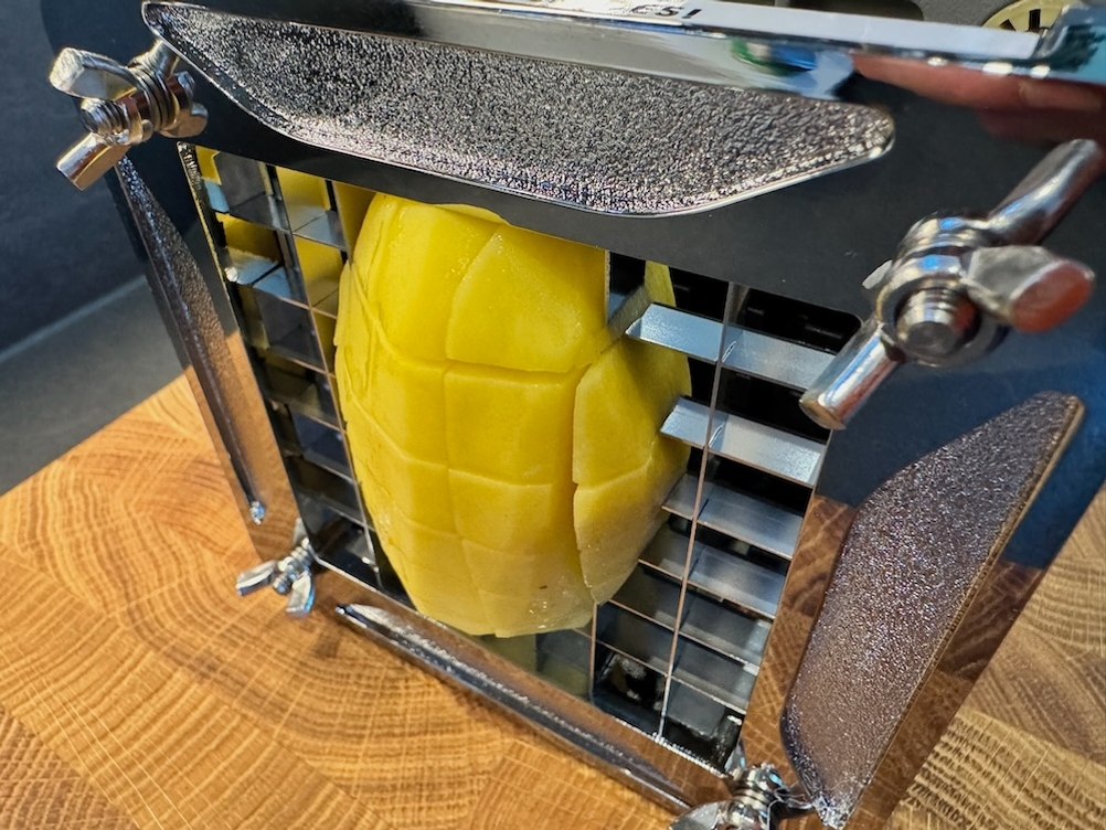 Geschnittene Kartoffel im Sopito-Pommesschneider