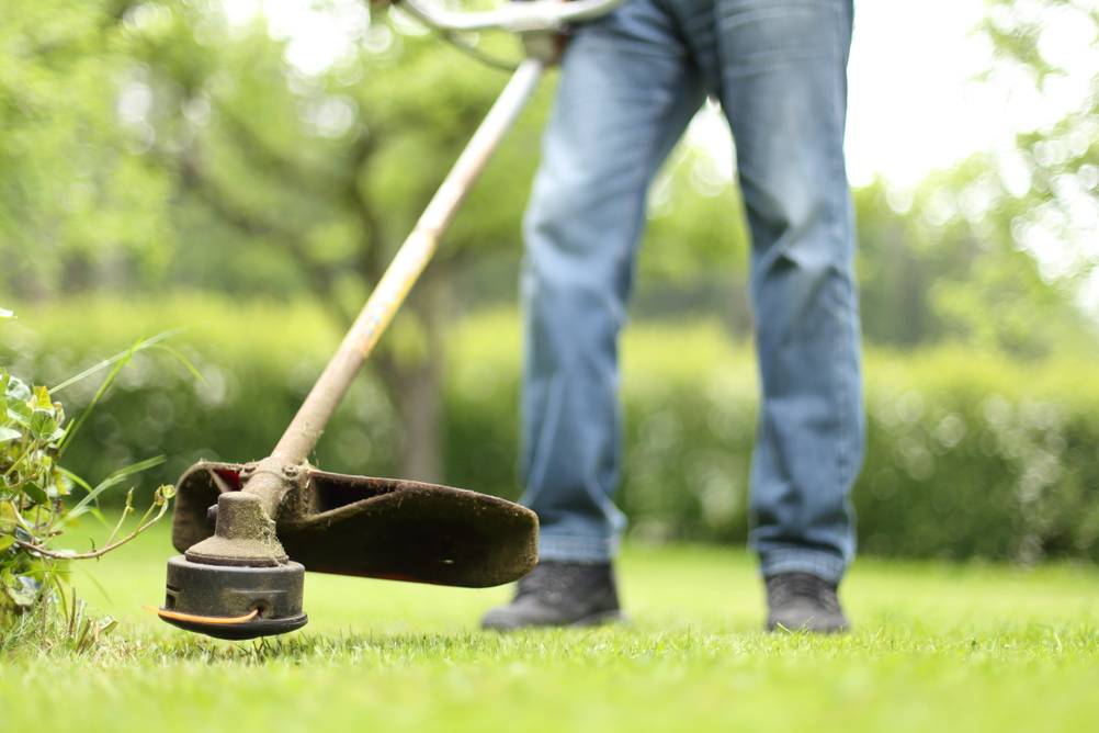 Sordin-Gehörschutz im Test: Eine Person benutzt einen Freischneider im Garten.