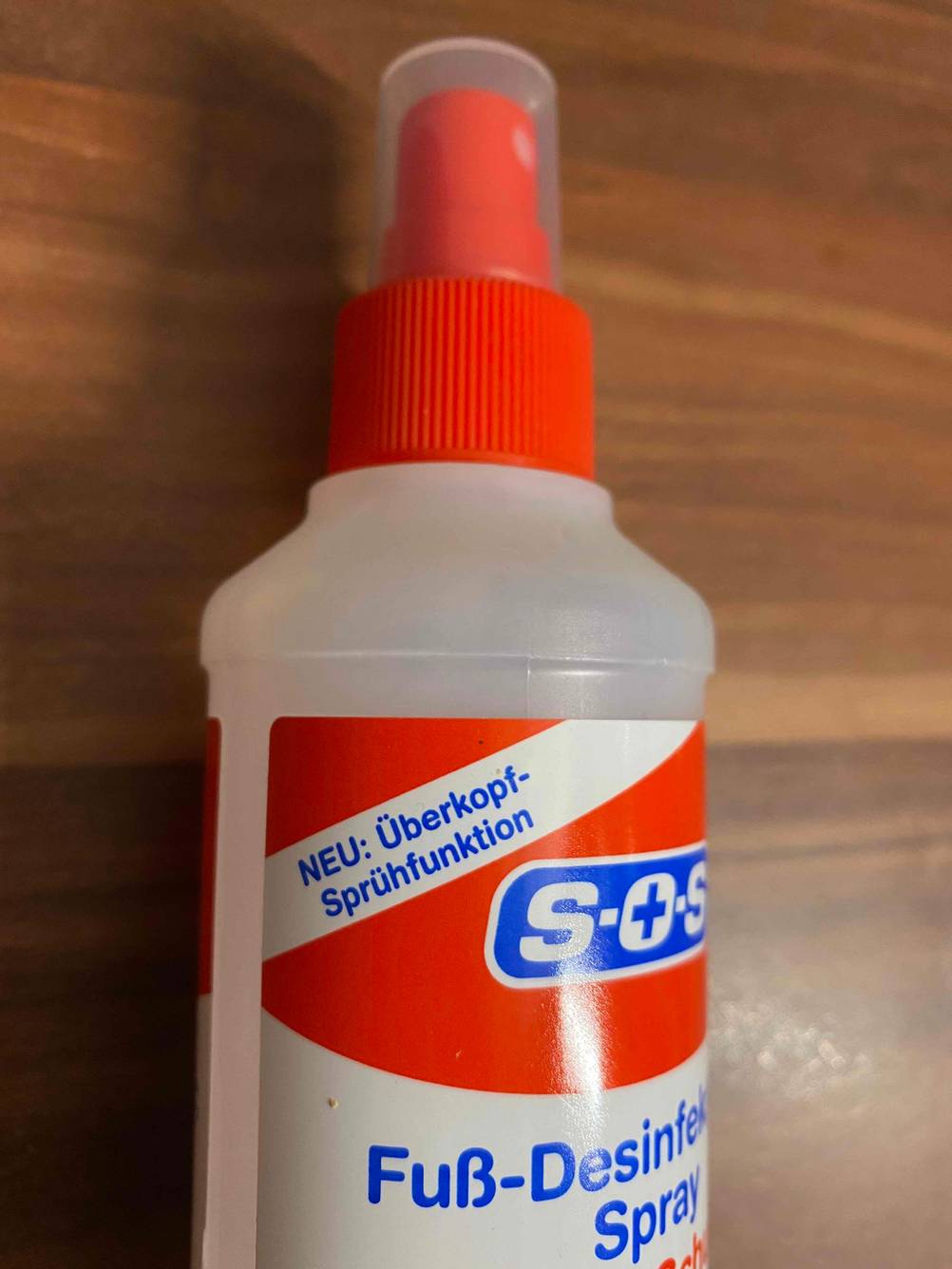Oberer Teil einer verschlossenen Flasche getestetes Fußpilz-Spray.