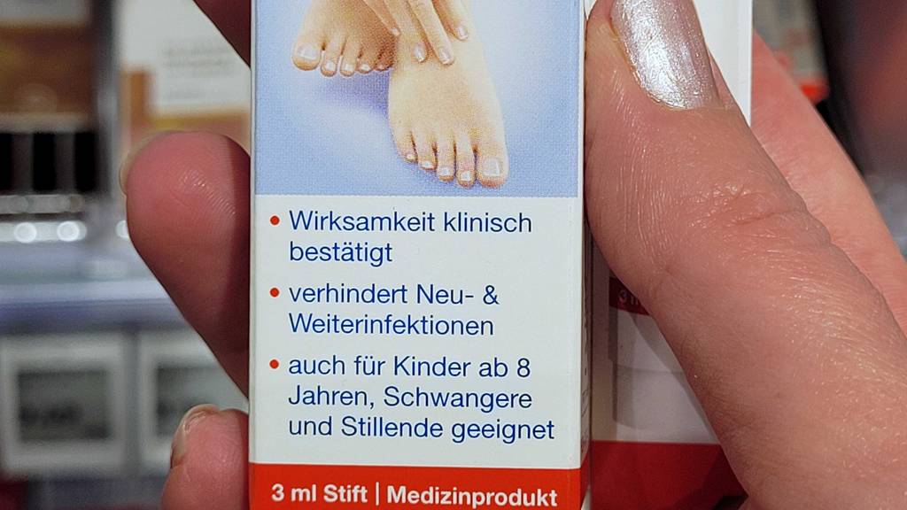 Einsatzmöglichkeiten und Angaben zur Wirksamkeit stehen auf der Vorderseite einer Verpackung von getestetem Nagelpilzlack.