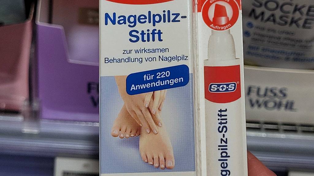 Auf der Vorderseite einer Packung Nagelpilzlack als Stift stehen Informationen zur Ergiebigkeit.