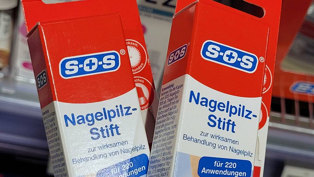 Nagelpilzlack im Test: Zwei Verpackungen Nagelpilzstifte nebeneinander.