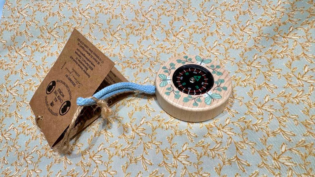 An einem Kinderkompass im Test ist eine blaue Baumwollkordel.