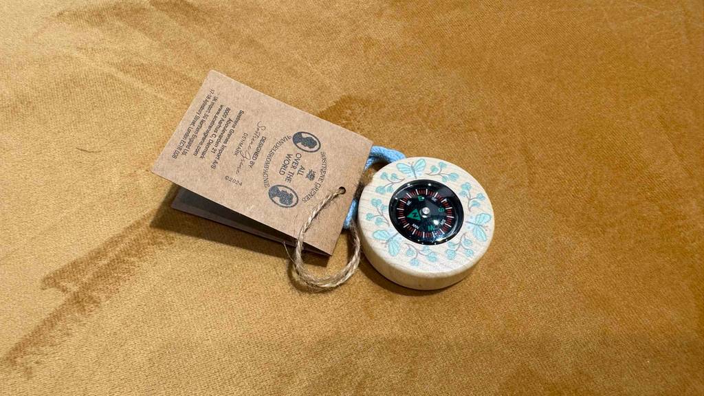 Im Test: Blick von oben auf einen Kinderkompass mit Etikett.