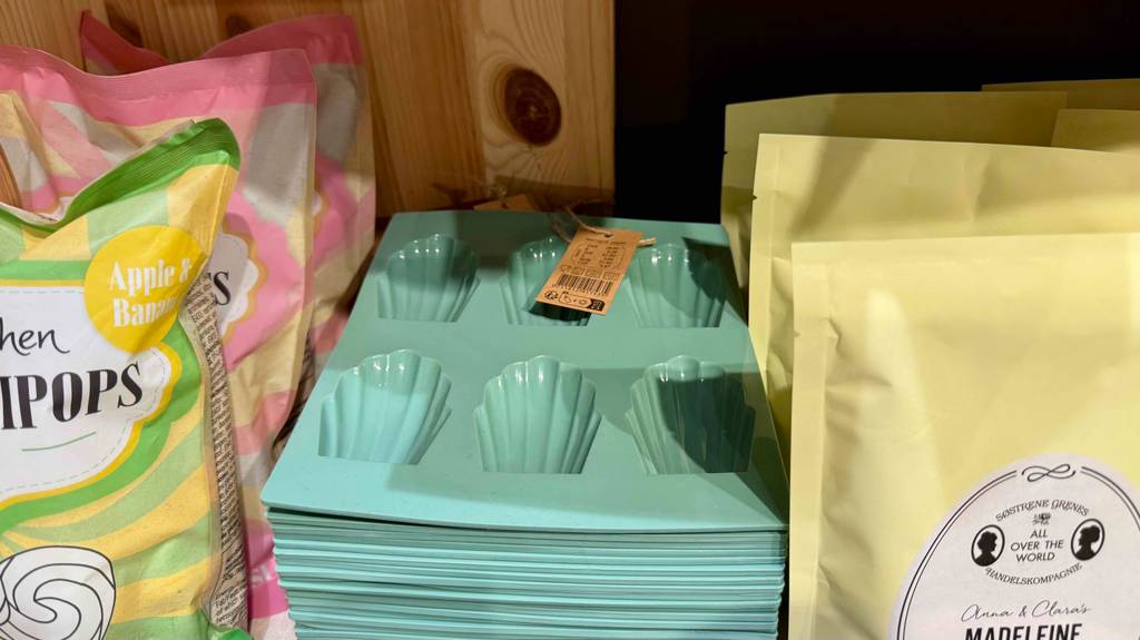 Madeleine-Backform-Test: Mehrere blaue Formen liegen gestapelt in einem Regal zwischen anderen Produkten.