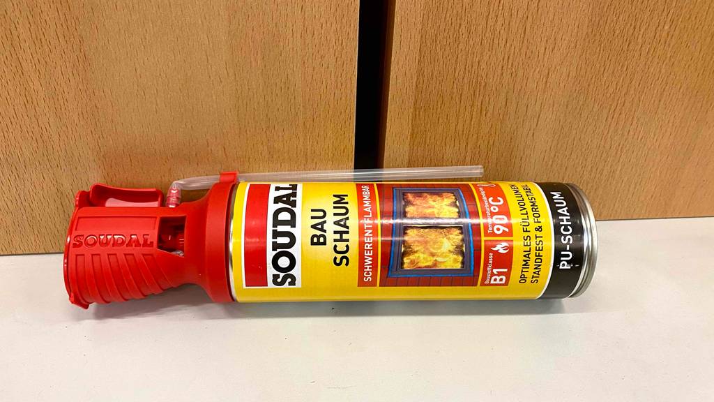 Bauschaum getestet: Eine Dose horizontal auf einer hellen Fläche liegend.