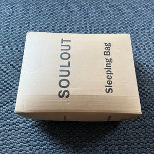 Verpackung des Soulout Schlafsack 4-Jahreszeiten liegt auf Teppich