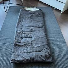 Komplett entfalteter Soulout Schlafsack 4-Jahreszeiten liegt auf Teppich