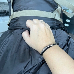 Hand zieht Hülle des Soulout Schlafsack 4-Jahreszeiten ab