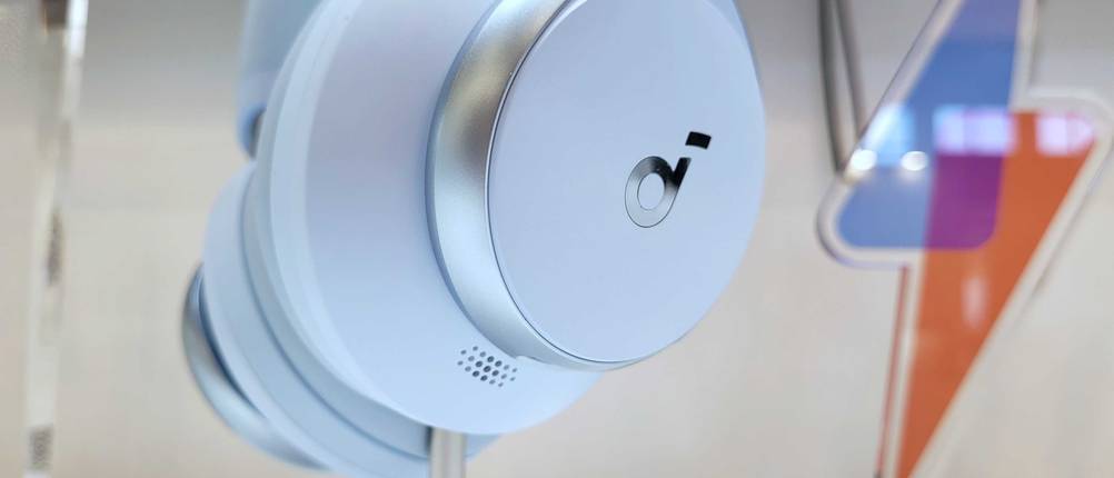 Noise-Cancelling-Kopfhörer im Test: Detailansicht eines lilafarbenen Kopfhörers der Marke Beats