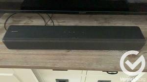 Man sieht eine Soundbar auf einer Kommode.