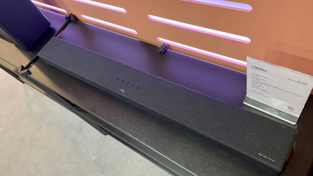 Soundbar-Test: Draufsicht auf eine Soundbar.