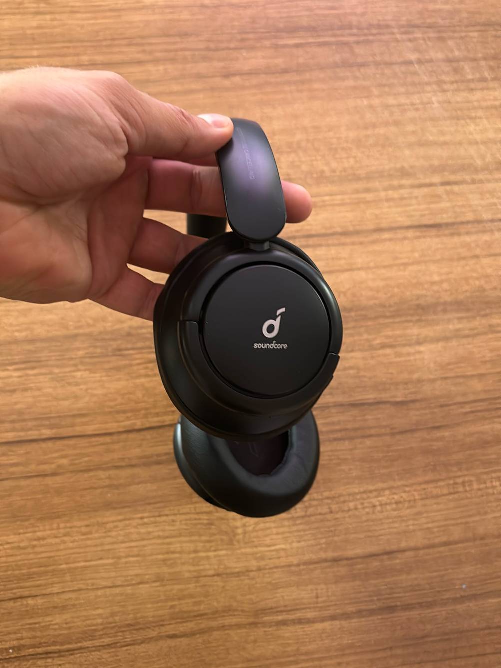 Eine Hand hält einen getesteten DJ-Kopfhörer an einer Seite.