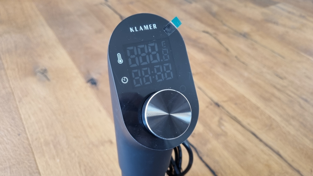 Sous-Vide-Stick Klamer im Detail des Digitalen Temperaturanzeigers.