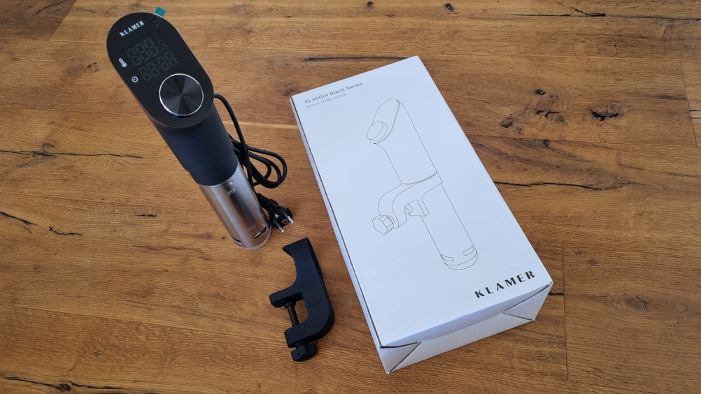 Sous-Vide-Stick von Klamer steht neben der Verpackung auf dem Boden.