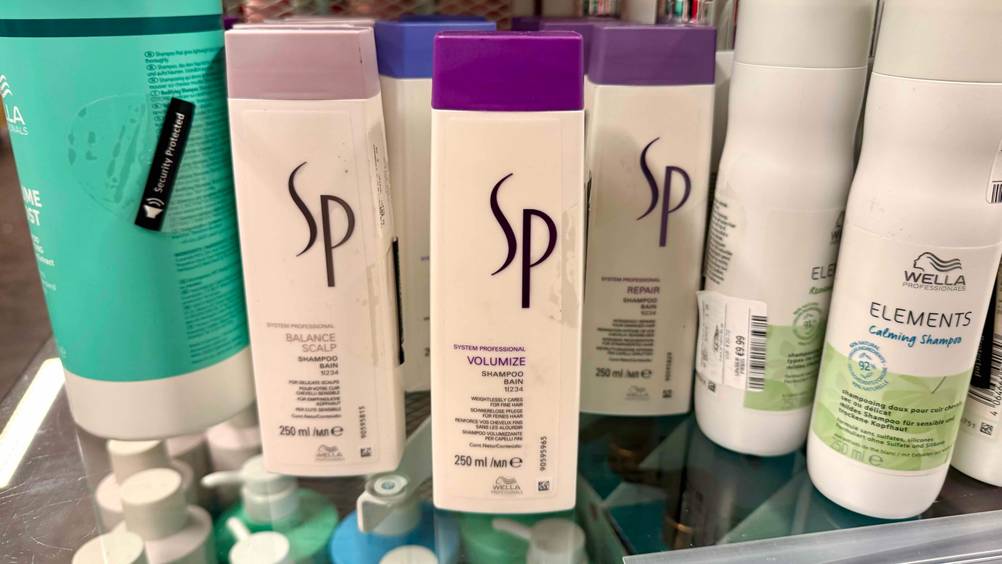 Mehrere Flaschen des SP-Shampoo im Test in einem Verkaufsregal.