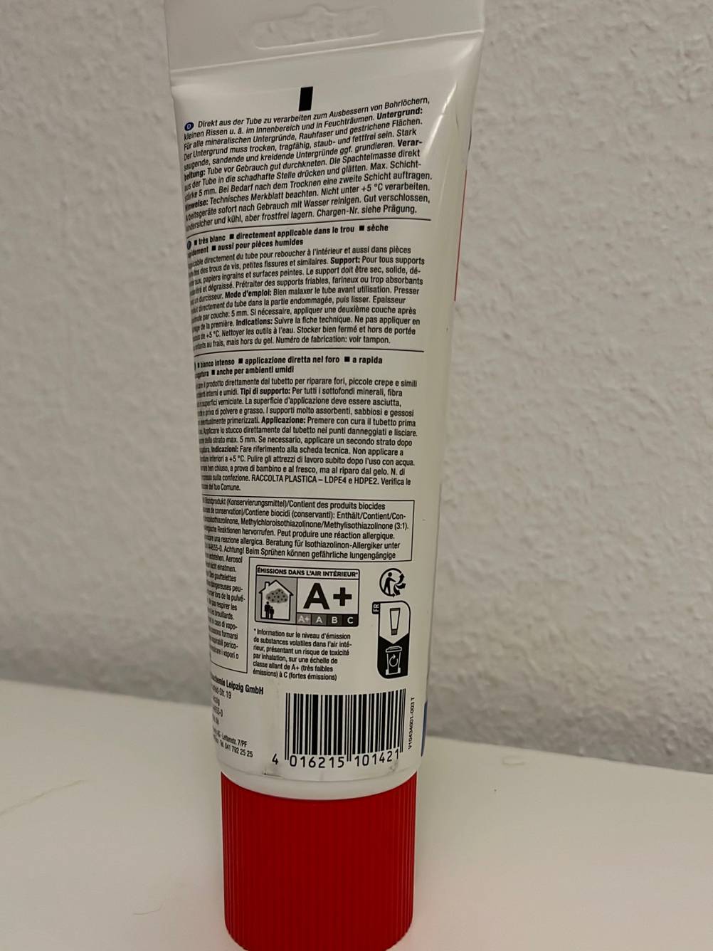 Spachtelmasse von Baufan getestet: Die Tube steht auf dem Tisch.
