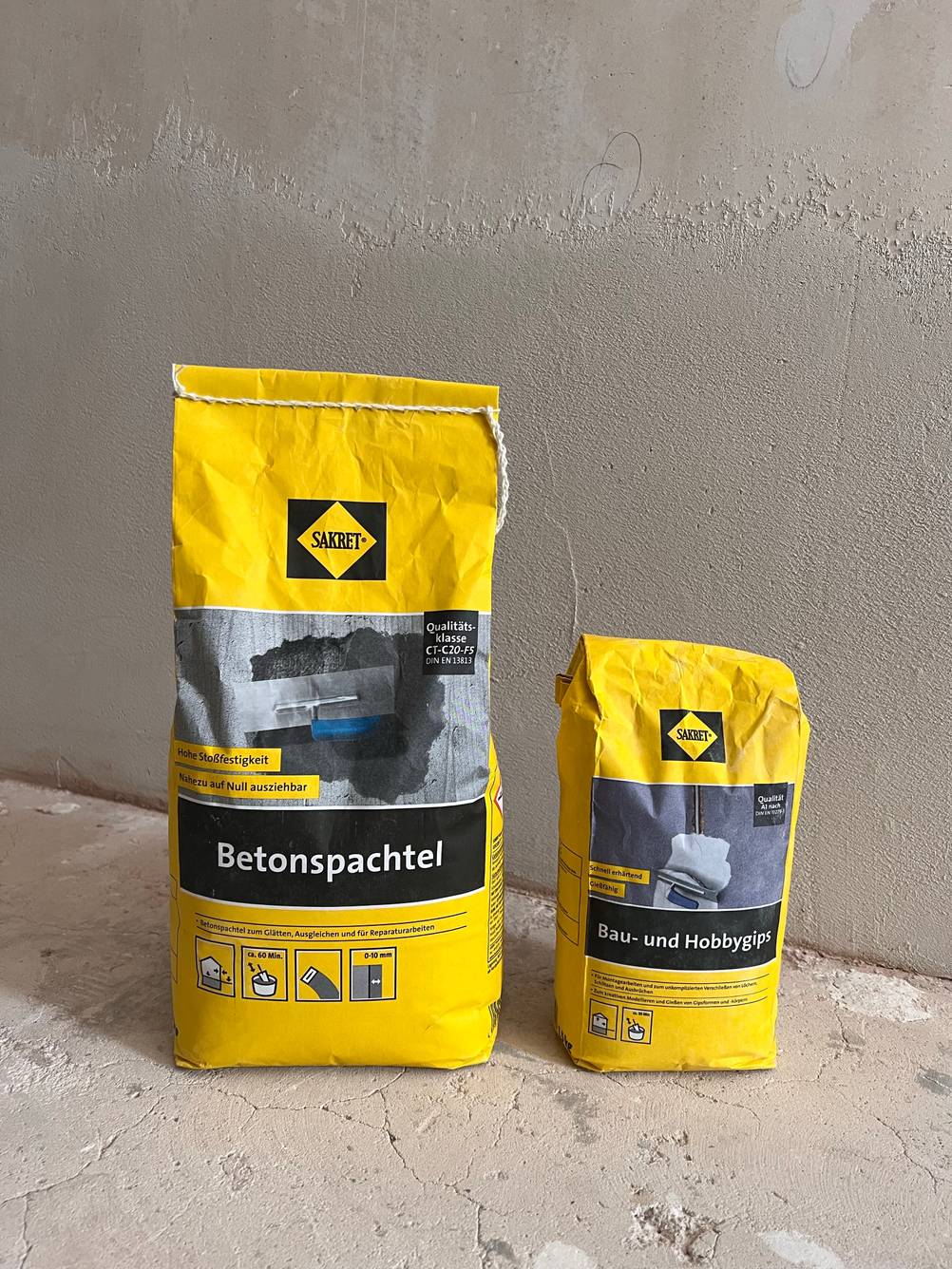 Zwei Packungen gefüllt mit getesteter Spachtelmasse.