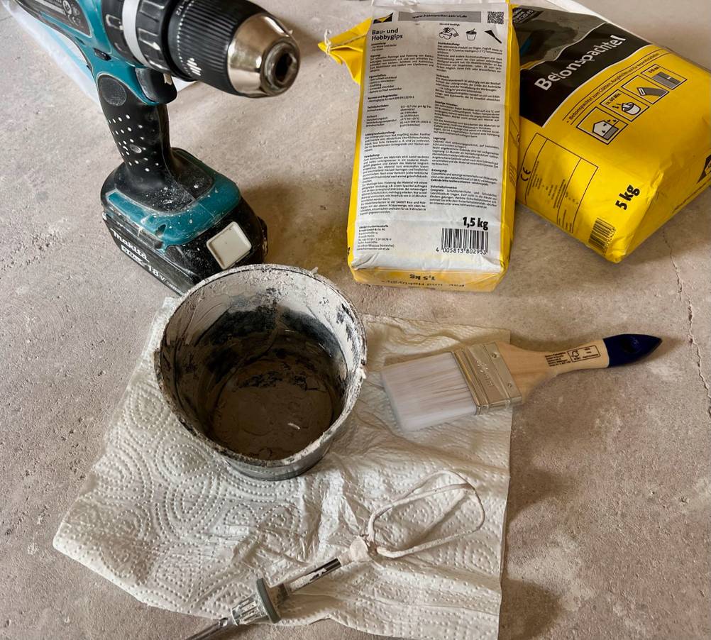 Getestete Spachtelmasse befindet sich auf einer Baustelle. 