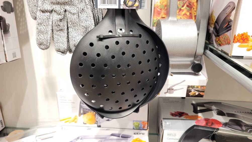 Rückseite des getetesteten Spätzlesiebs in einem Regal hängend.
