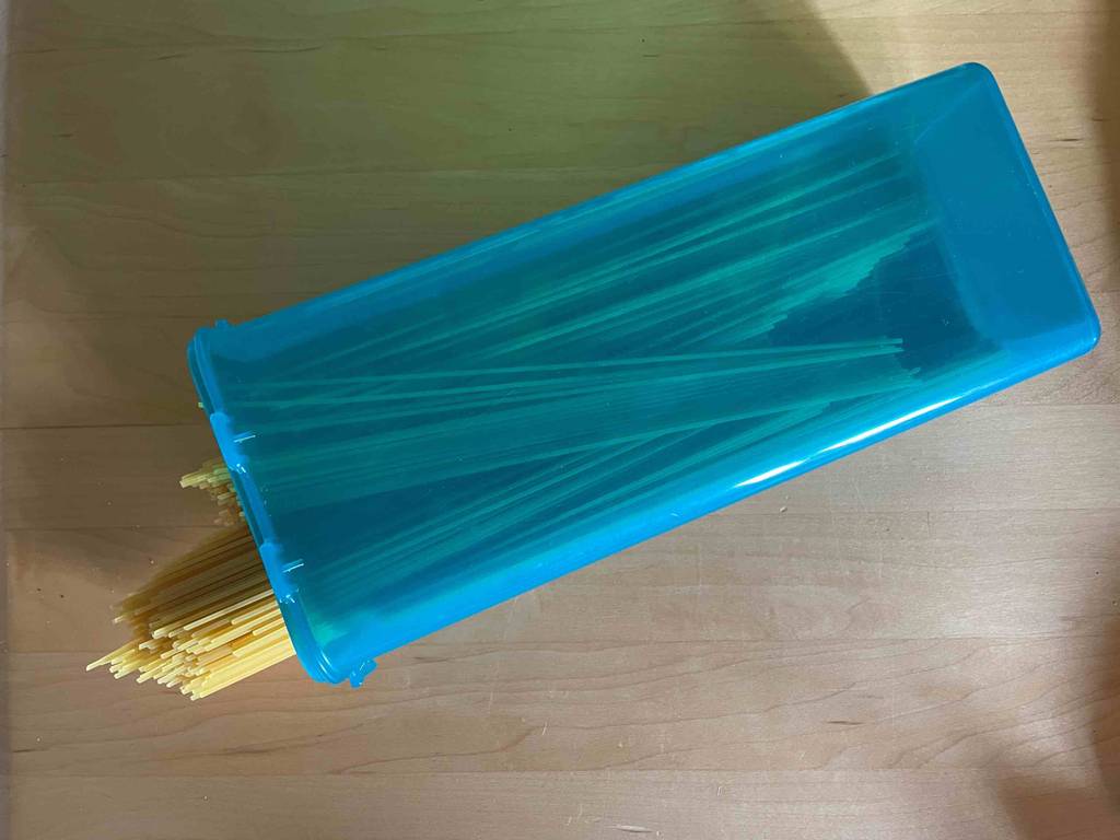 Getestete Spaghetti liegt in einer Aufbewahrungsbox.