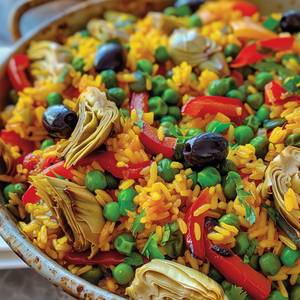 Spanische-Oliven-Test: Nahaufnahme einer Paella mit Oliven. 