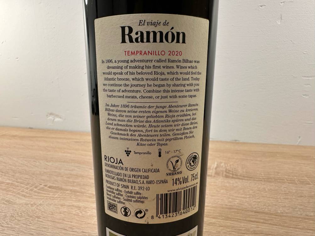 Spanischer Rotwein getestet: Nahaufnahme des Labels auf der Rückseite mit Informationen.