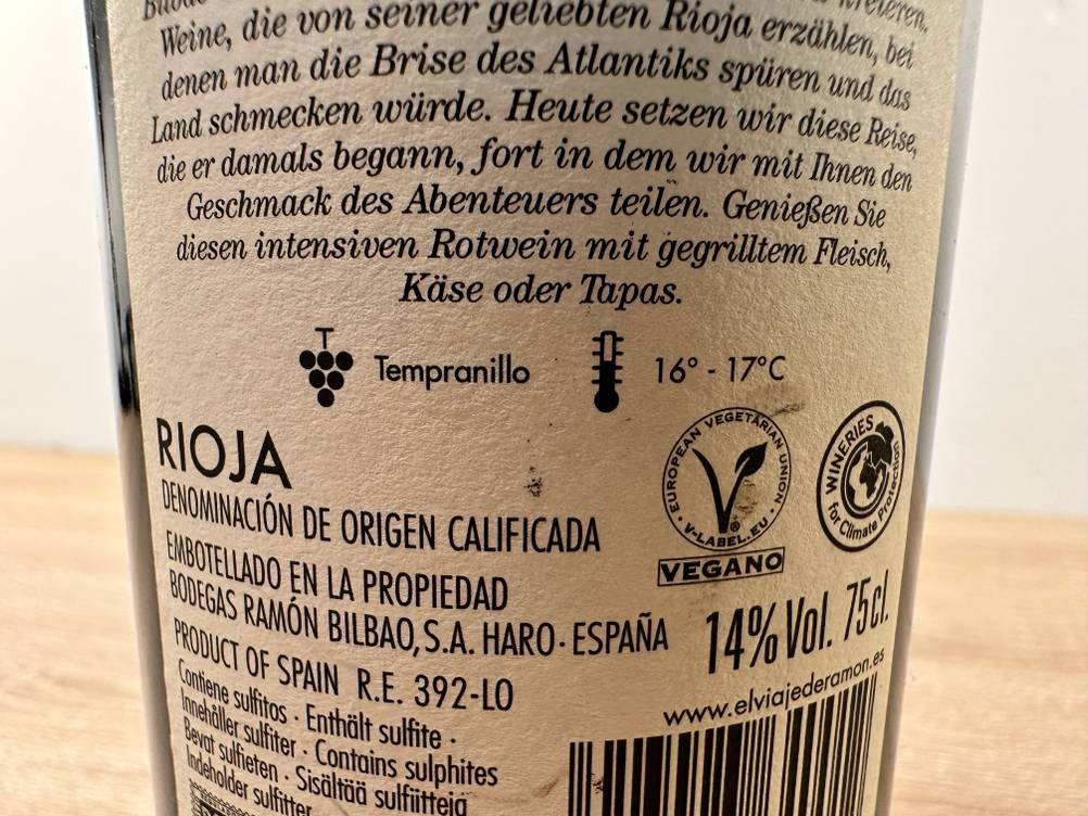 Spanischer Rotwein im Test: Nahaufnahme des Labels auf der Rückseite mit Informationen.