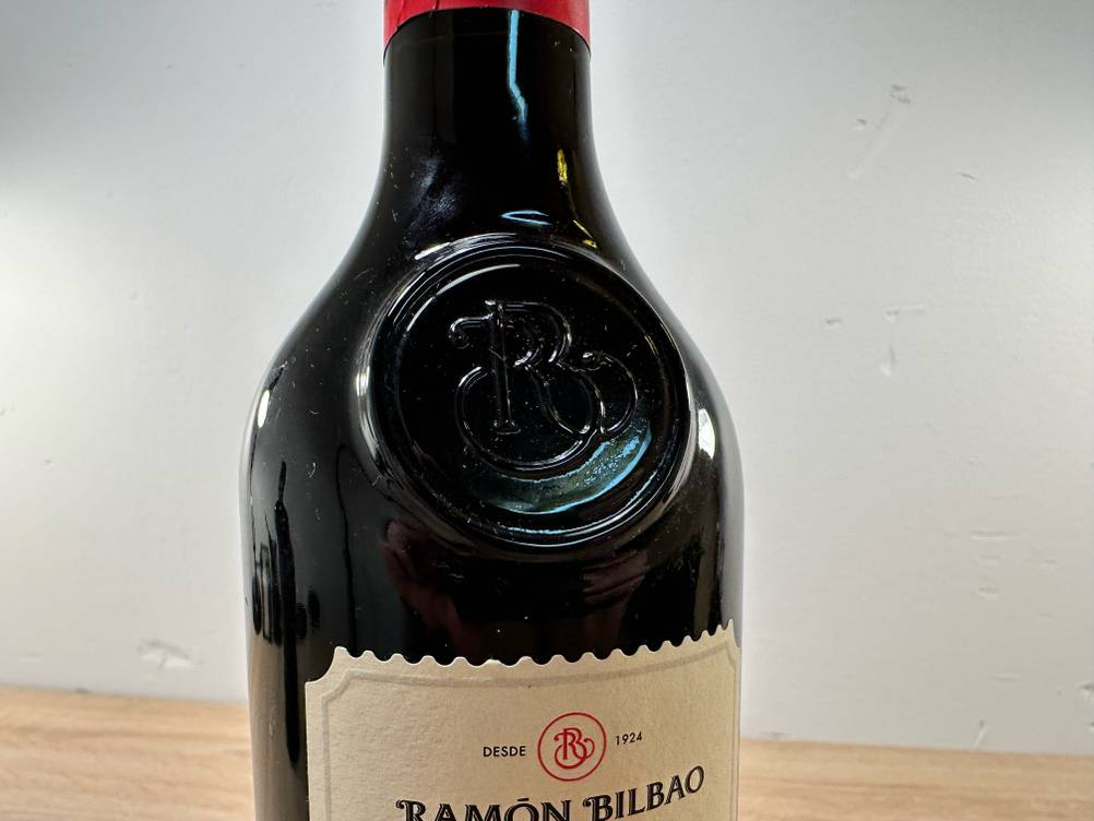 Spanischer Rotwein-Test: Nahaufnahme der Prägung auf der Vorderseite der Flasche.