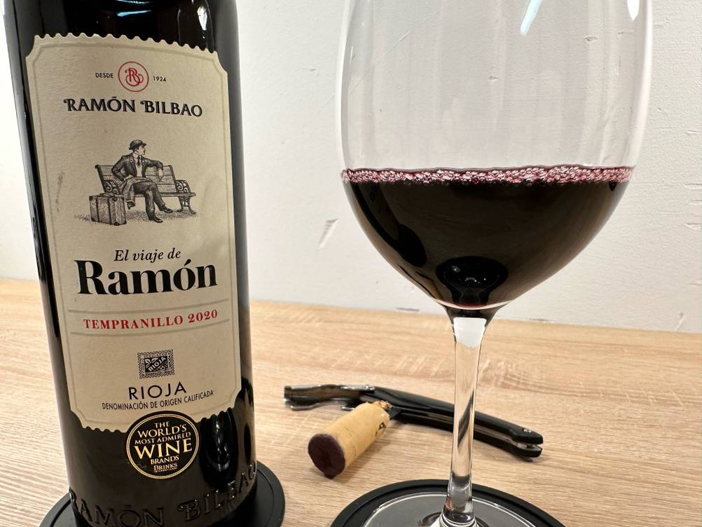 Getestet: Eine Flasche des spanischen Rotweins neben einem Glas in Nahaufnahme.