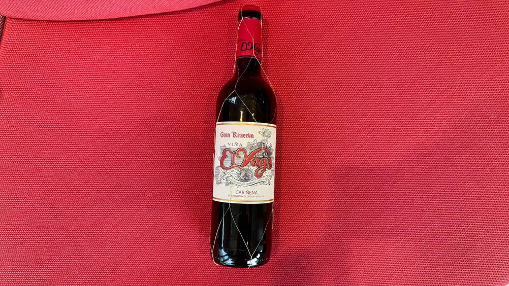 Auf einem roten Stoff liegt eine Flasche des spanischern Weins im Test.
