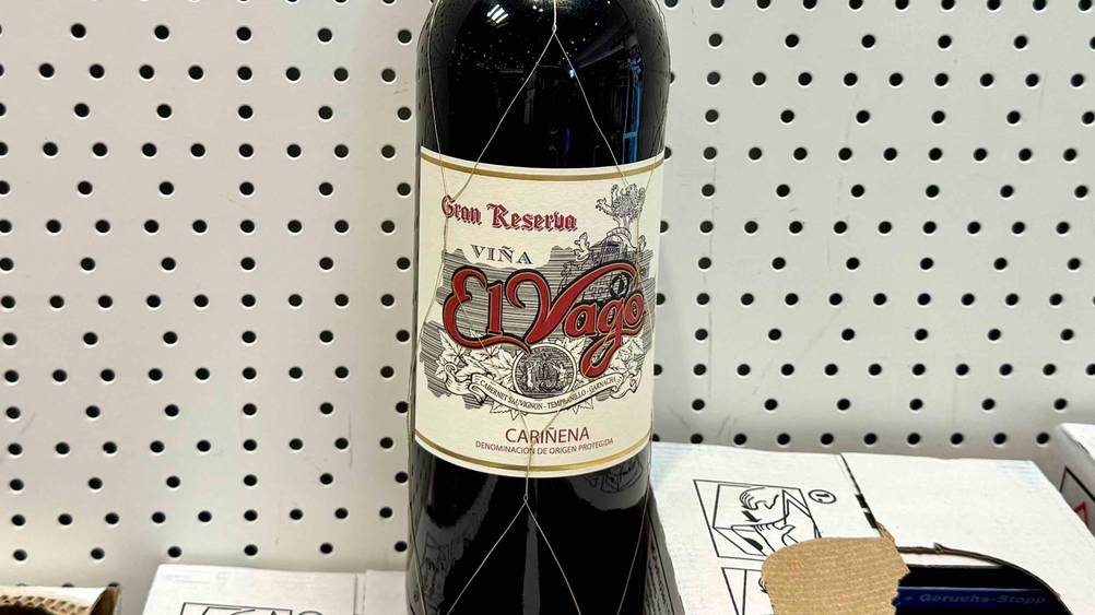 Spanischer Wein getestet: Nahaufnahme des Labels auf der Flasche.