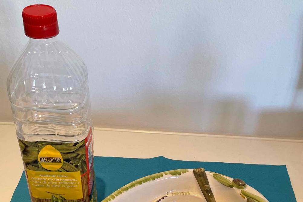 Das Olivenöl im Test steht neben einer Schale.